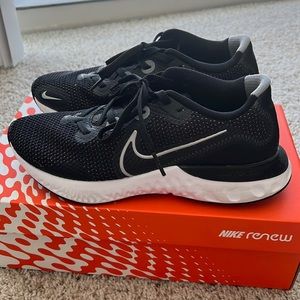 WMNS NIKE Renew Run in size 7.5, black and white